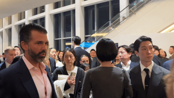 [서울=뉴시스] 권민지 기자 = 한지희 플루티스트의 데뷔 앨범 발매 기념 콘서트 인터미션에 로비로 이동하는 트럼프 주니어 2026.04.29. ming@newsis.com *재판매 및 DB 금지