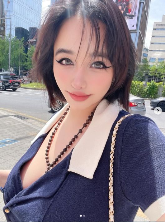 노란 수영복에 섹시한 몸매 어필하는 존예 처자