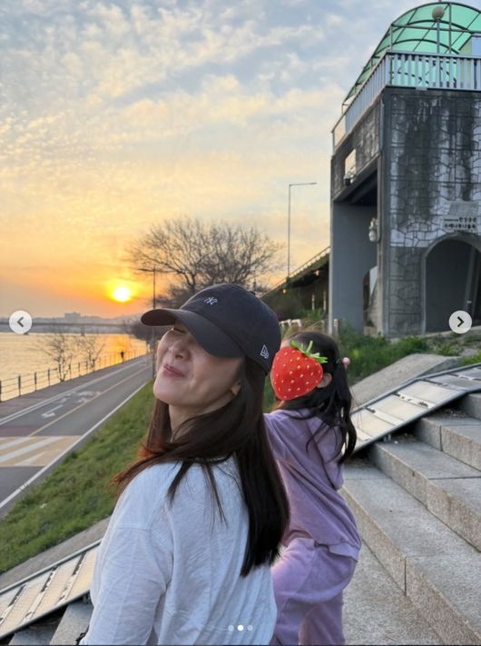 노란 수영복에 섹시한 몸매 어필하는 존예 처자