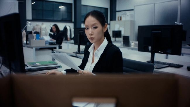 노란 수영복에 섹시한 몸매 어필하는 존예 처자