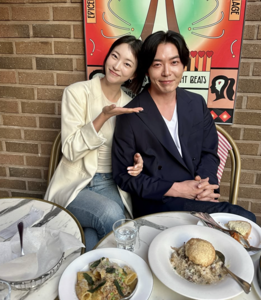 노란 수영복에 섹시한 몸매 어필하는 존예 처자