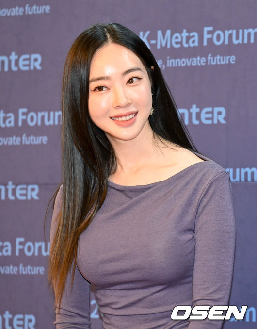 노란 수영복에 섹시한 몸매 어필하는 존예 처자