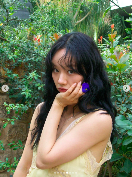 노란 수영복에 섹시한 몸매 어필하는 존예 처자