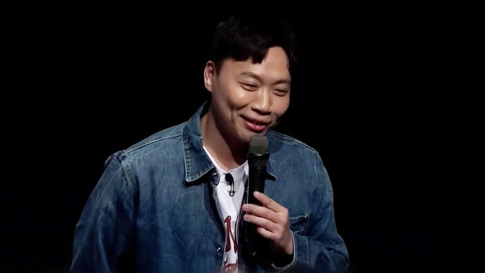 노란 수영복에 섹시한 몸매 어필하는 존예 처자