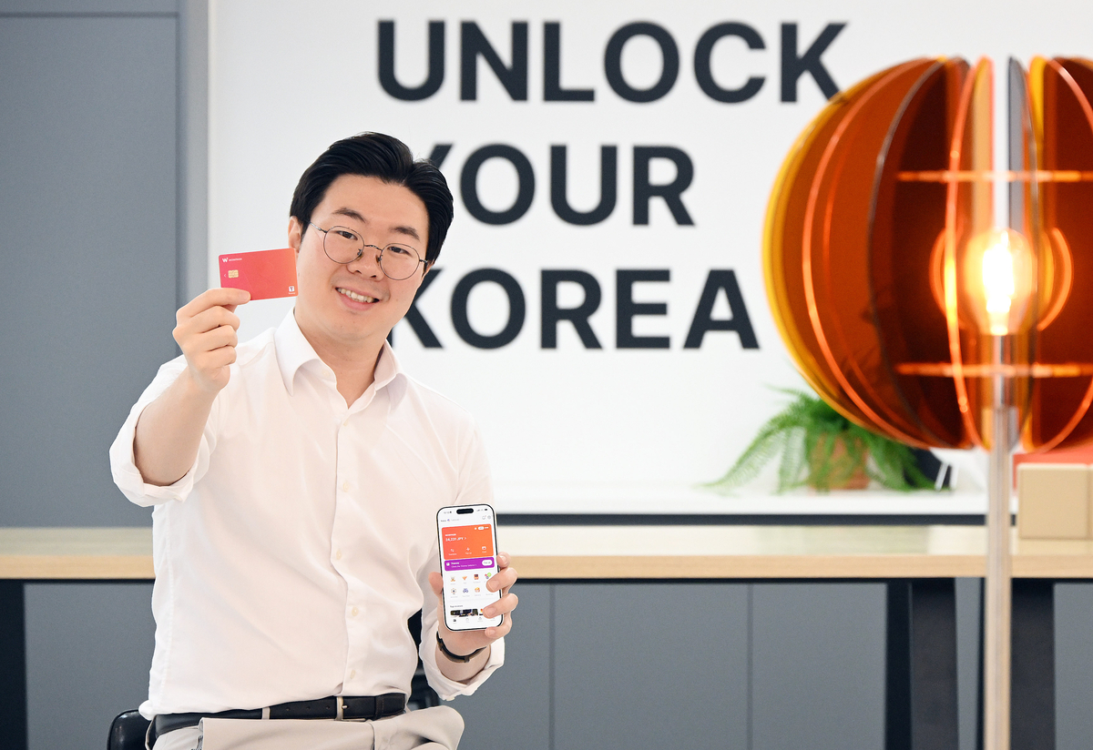 노란 수영복에 섹시한 몸매 어필하는 존예 처자