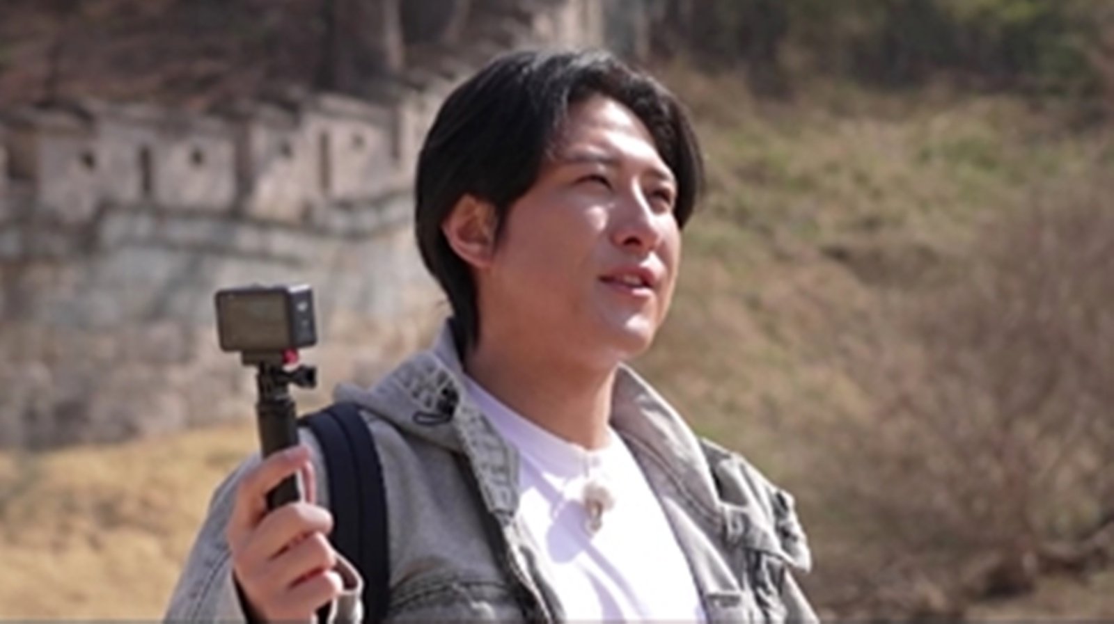 노란 수영복에 섹시한 몸매 어필하는 존예 처자