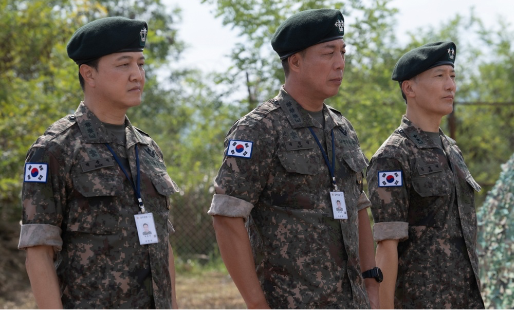 노란 수영복에 섹시한 몸매 어필하는 존예 처자