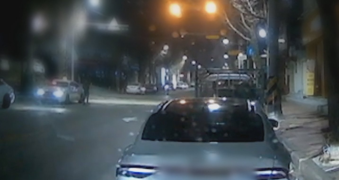 노란 수영복에 섹시한 몸매 어필하는 존예 처자