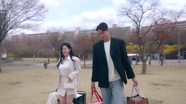 노란 수영복에 섹시한 몸매 어필하는 존예 처자