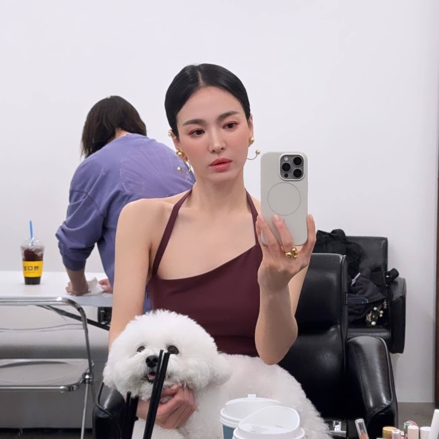 노란 수영복에 섹시한 몸매 어필하는 존예 처자