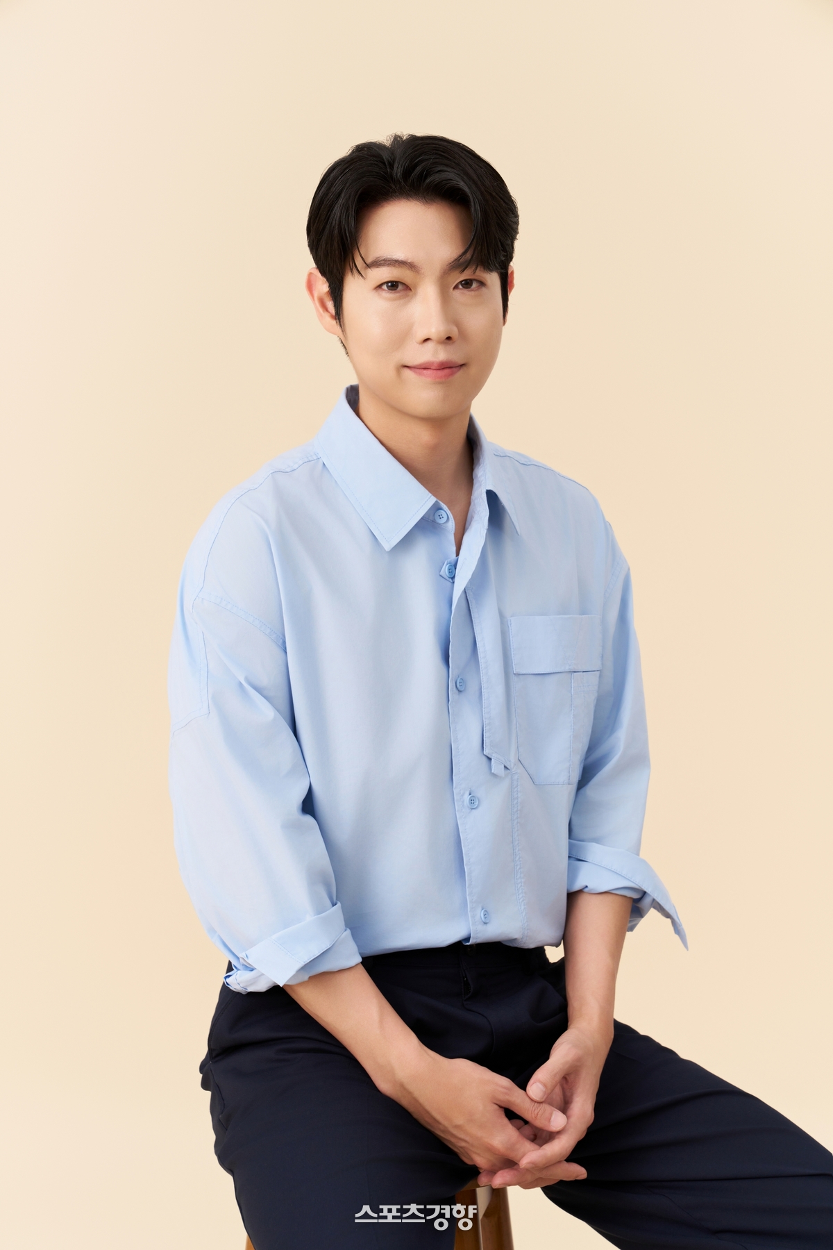 노란 수영복에 섹시한 몸매 어필하는 존예 처자