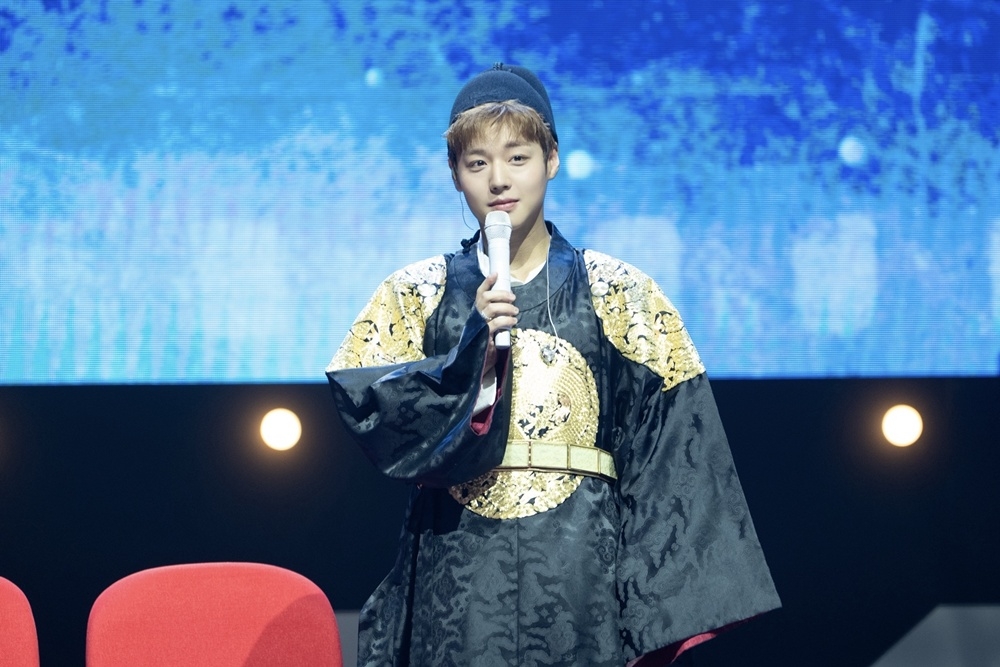 노란 수영복에 섹시한 몸매 어필하는 존예 처자