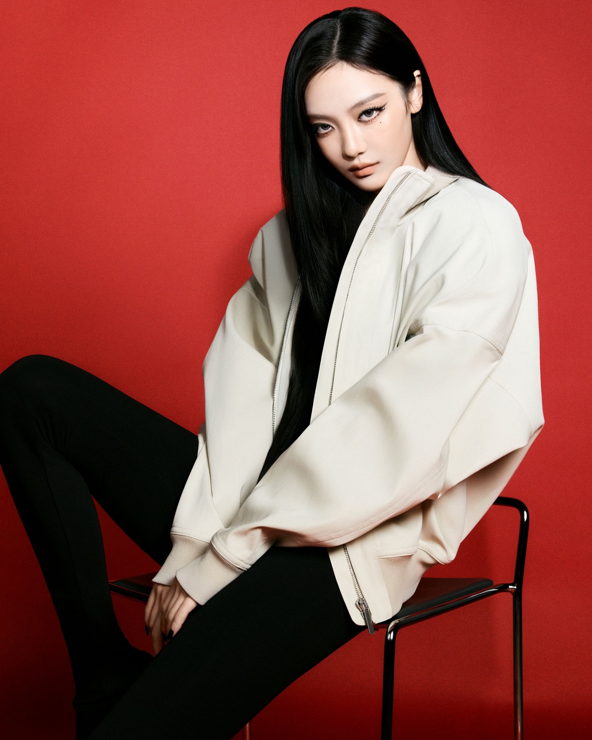 노란 수영복에 섹시한 몸매 어필하는 존예 처자