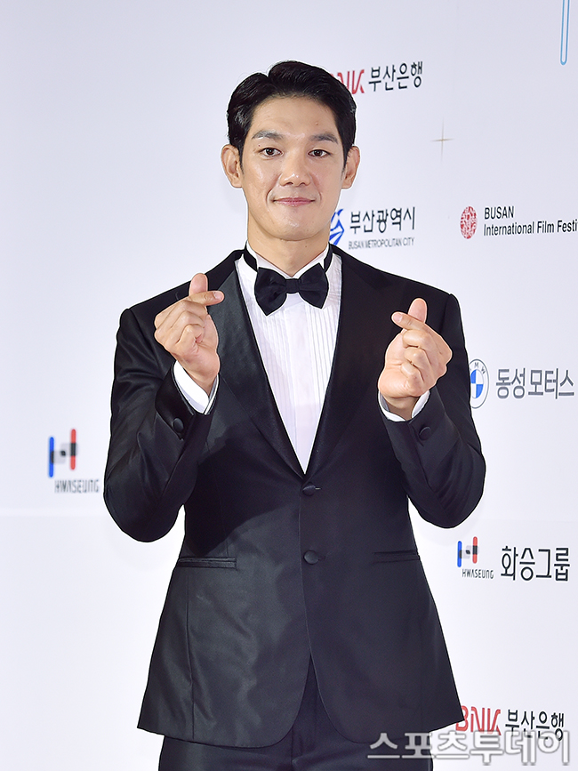 노란 수영복에 섹시한 몸매 어필하는 존예 처자