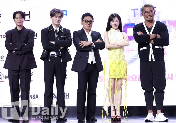노란 수영복에 섹시한 몸매 어필하는 존예 처자