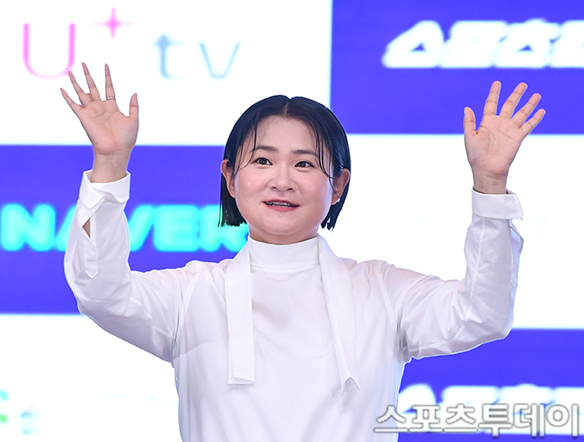 노란 수영복에 섹시한 몸매 어필하는 존예 처자