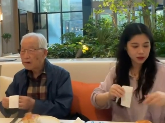 노란 수영복에 섹시한 몸매 어필하는 존예 처자
