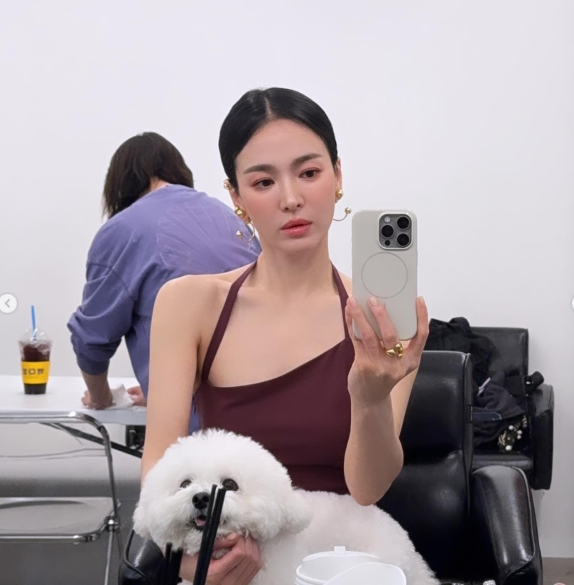 노란 수영복에 섹시한 몸매 어필하는 존예 처자
