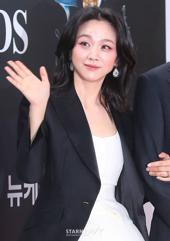노란 수영복에 섹시한 몸매 어필하는 존예 처자