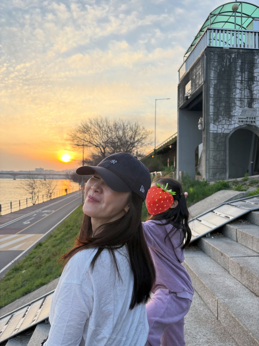 노란 수영복에 섹시한 몸매 어필하는 존예 처자