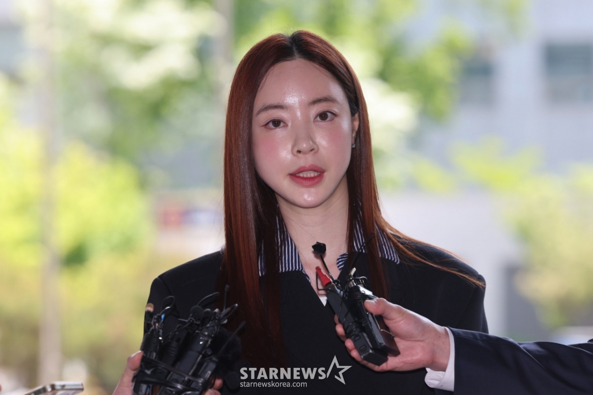 노란 수영복에 섹시한 몸매 어필하는 존예 처자