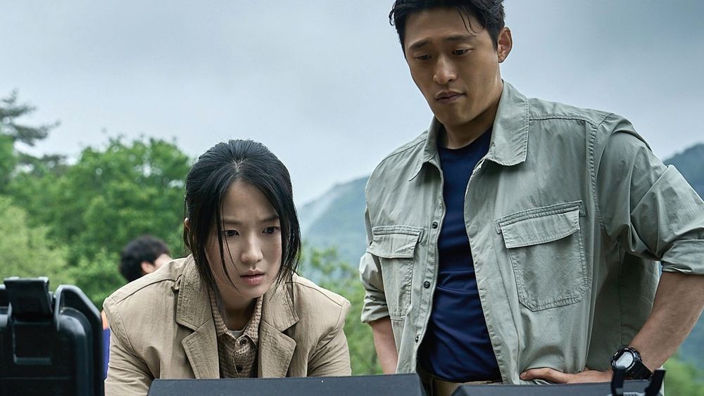 노란 수영복에 섹시한 몸매 어필하는 존예 처자