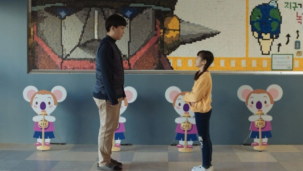 노란 수영복에 섹시한 몸매 어필하는 존예 처자