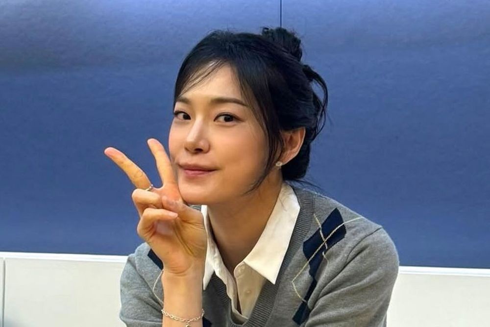 노란 수영복에 섹시한 몸매 어필하는 존예 처자