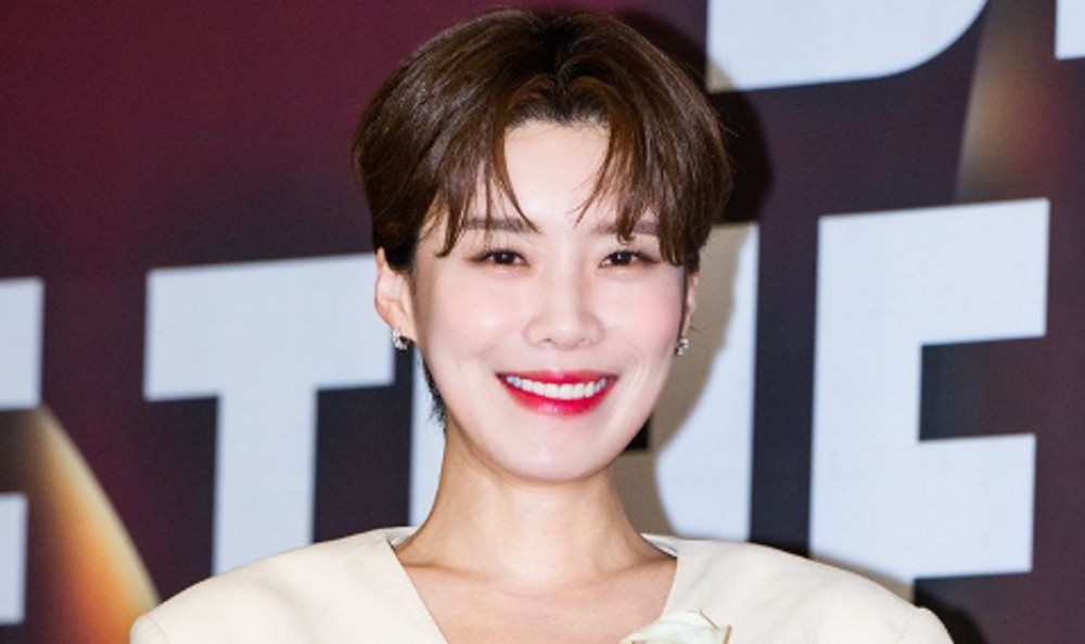 노란 수영복에 섹시한 몸매 어필하는 존예 처자