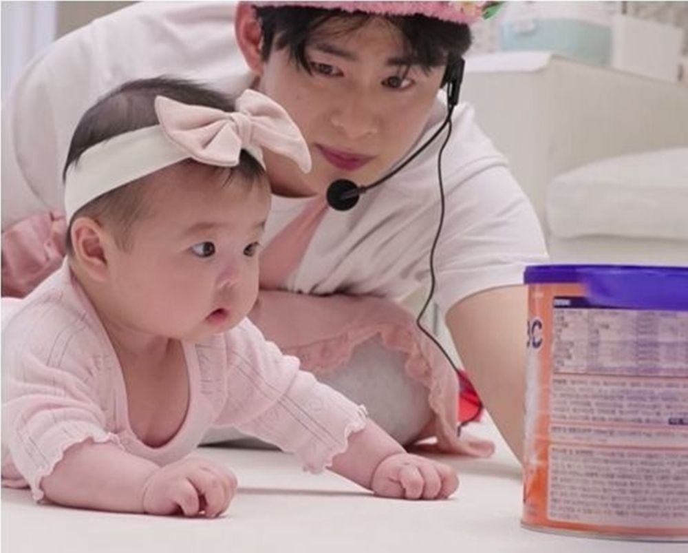 노란 수영복에 섹시한 몸매 어필하는 존예 처자