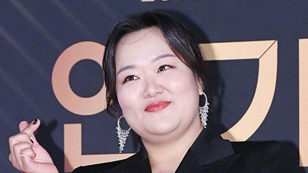노란 수영복에 섹시한 몸매 어필하는 존예 처자