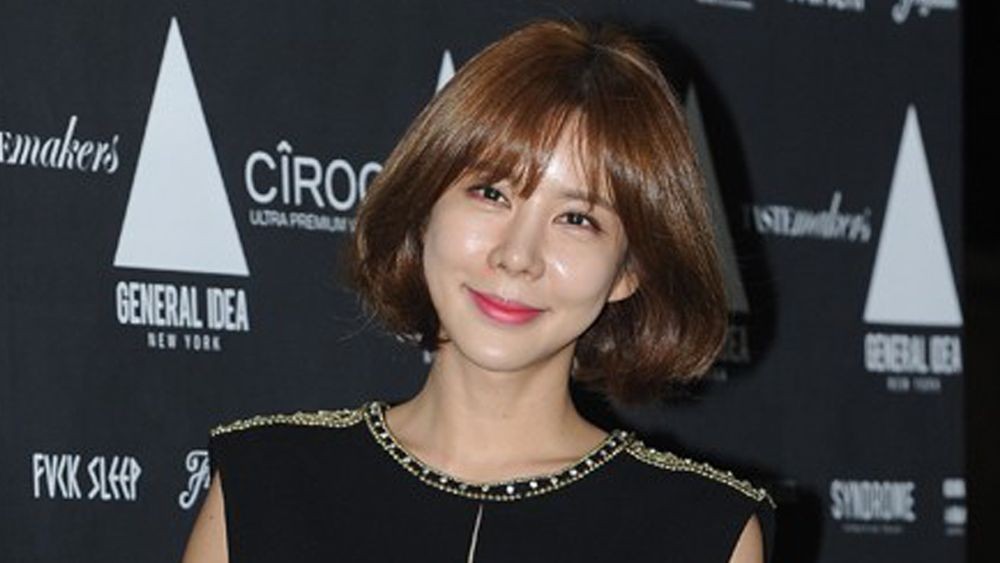 노란 수영복에 섹시한 몸매 어필하는 존예 처자
