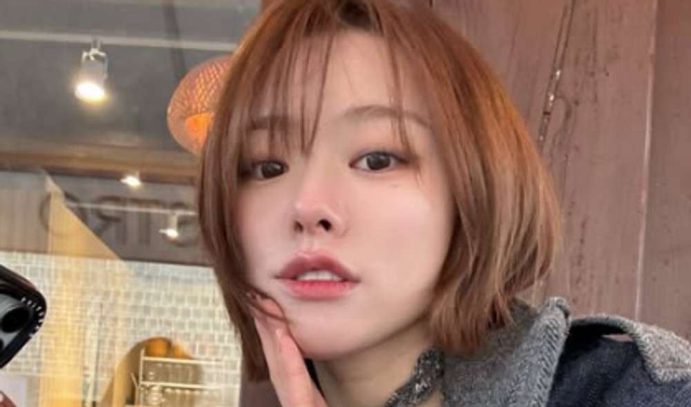 노란 수영복에 섹시한 몸매 어필하는 존예 처자