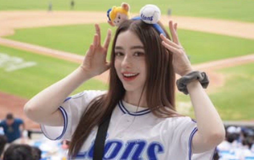 노란 수영복에 섹시한 몸매 어필하는 존예 처자