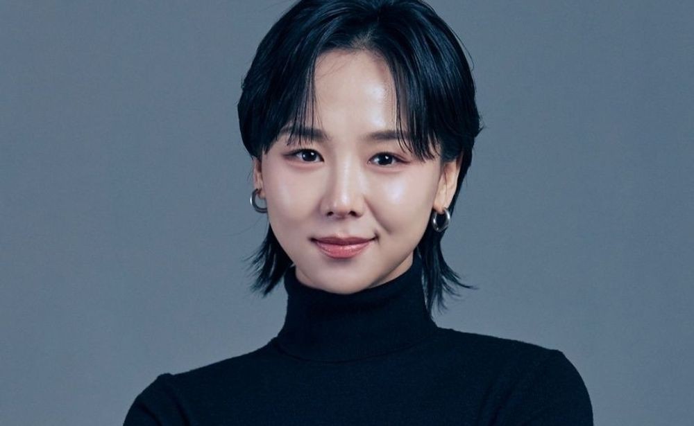 노란 수영복에 섹시한 몸매 어필하는 존예 처자