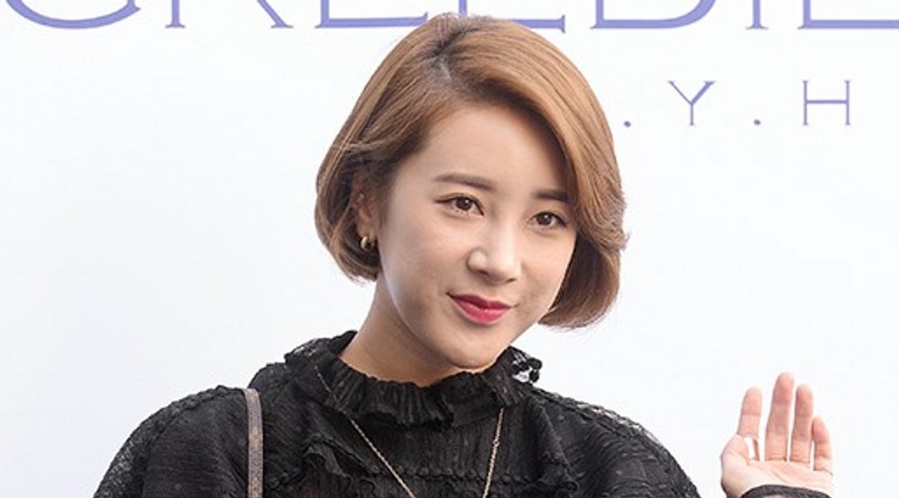노란 수영복에 섹시한 몸매 어필하는 존예 처자