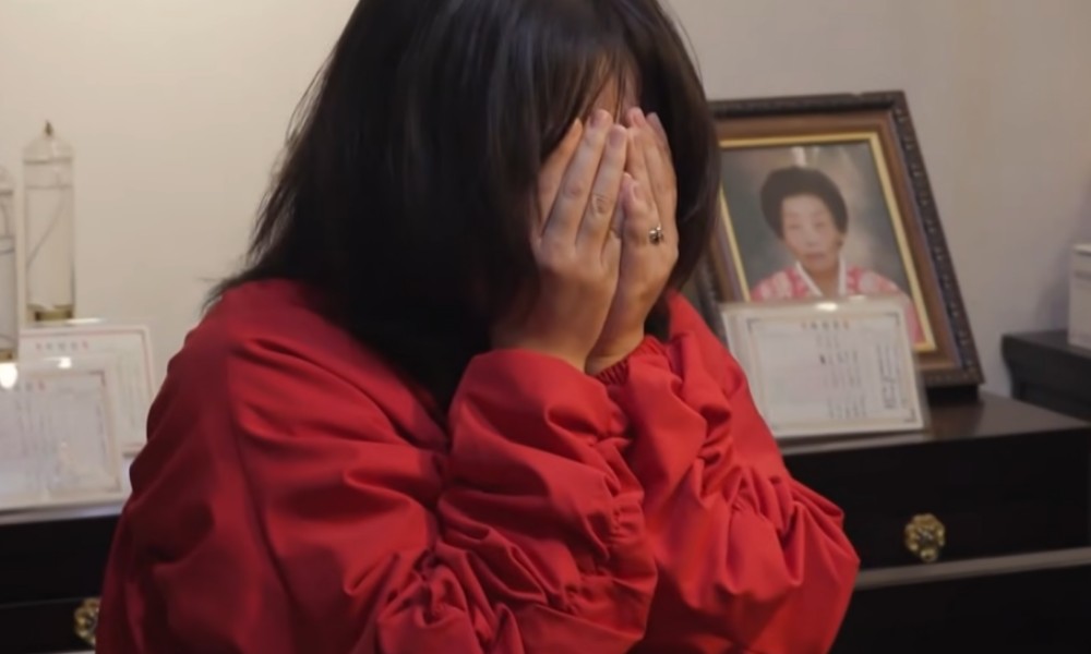 노란 수영복에 섹시한 몸매 어필하는 존예 처자
