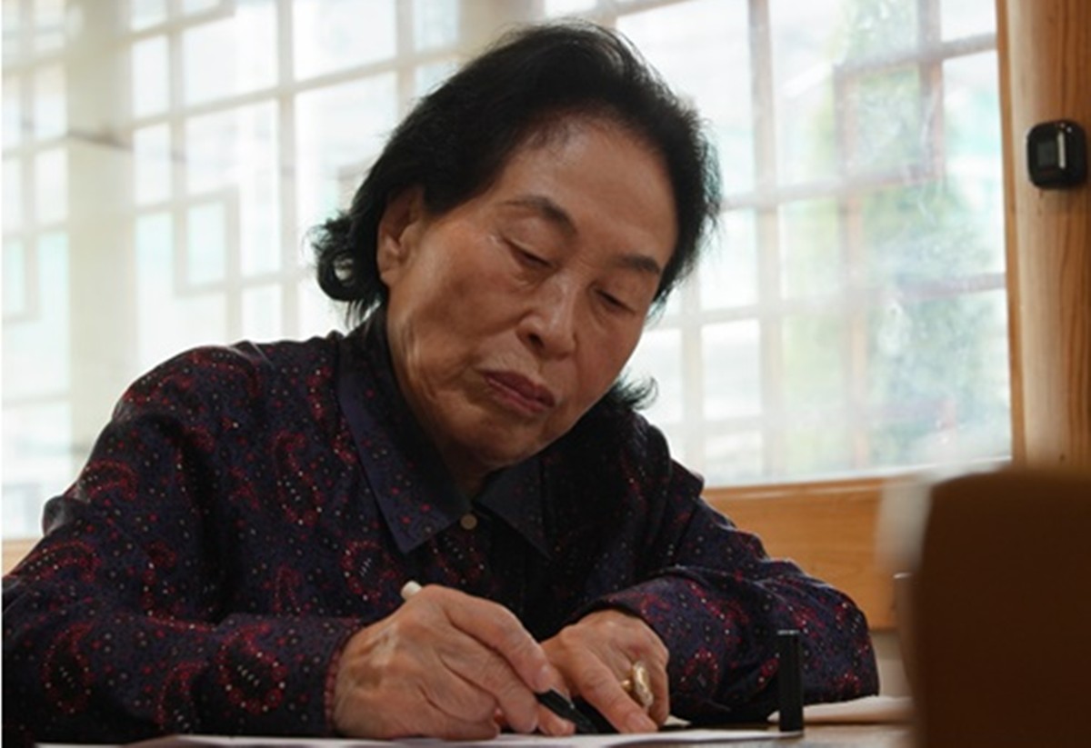 노란 수영복에 섹시한 몸매 어필하는 존예 처자