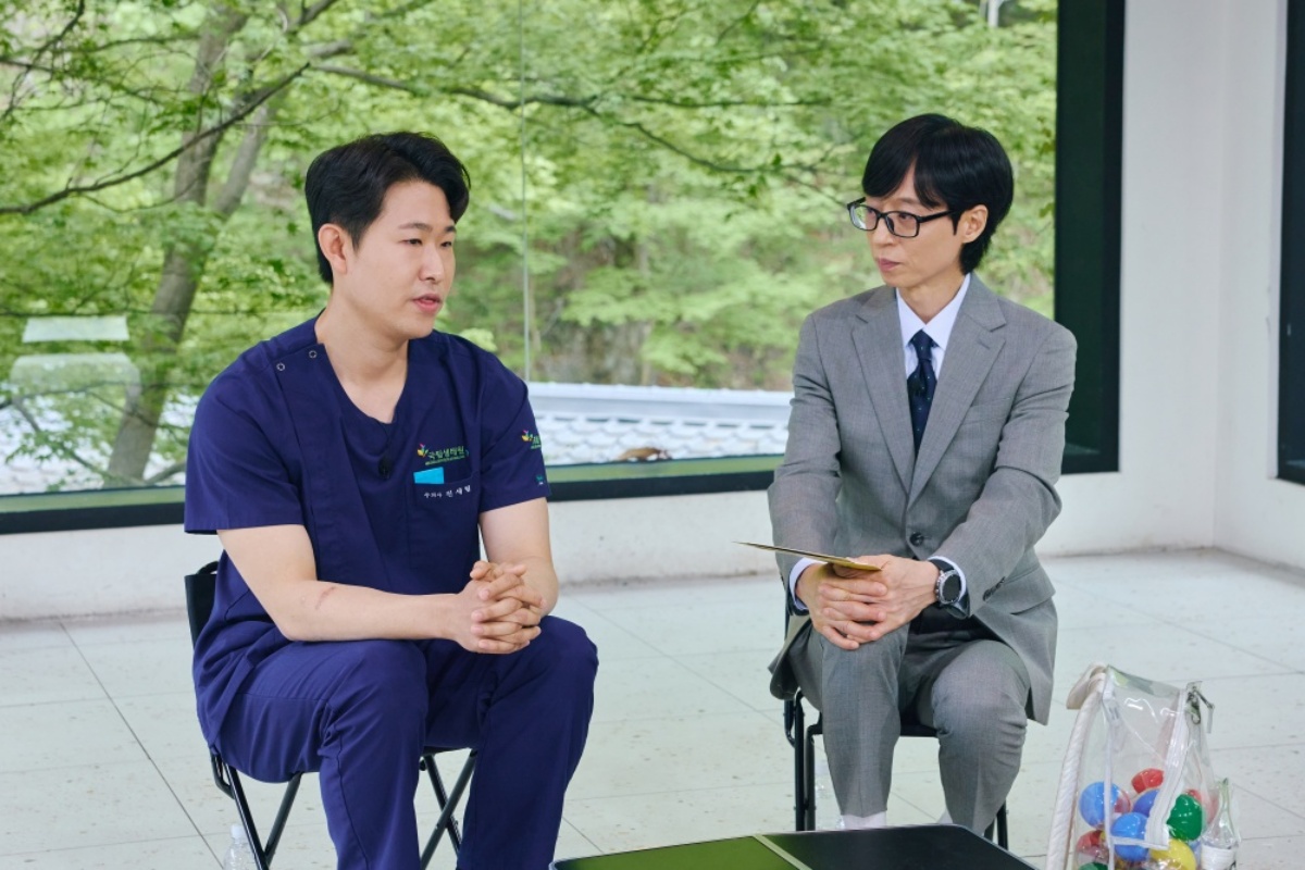 노란 수영복에 섹시한 몸매 어필하는 존예 처자