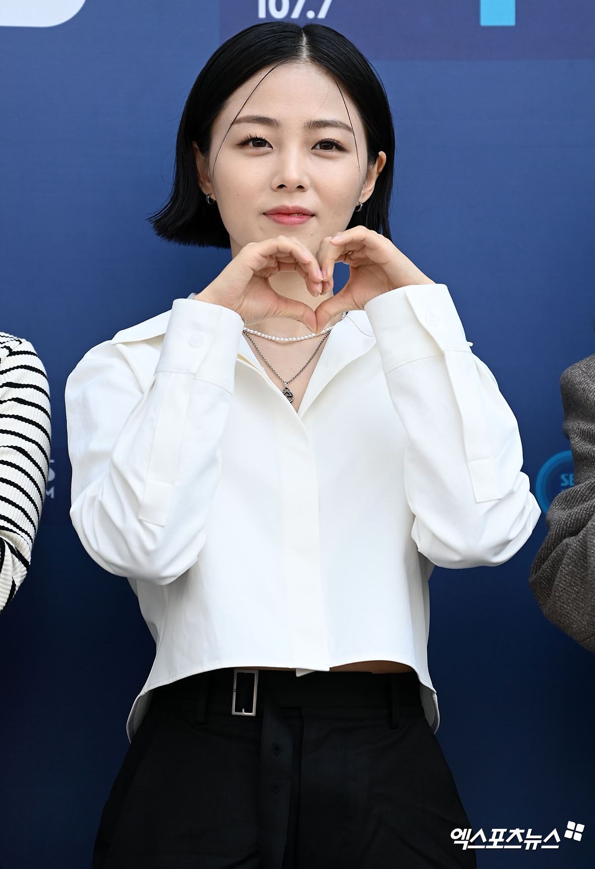 노란 수영복에 섹시한 몸매 어필하는 존예 처자