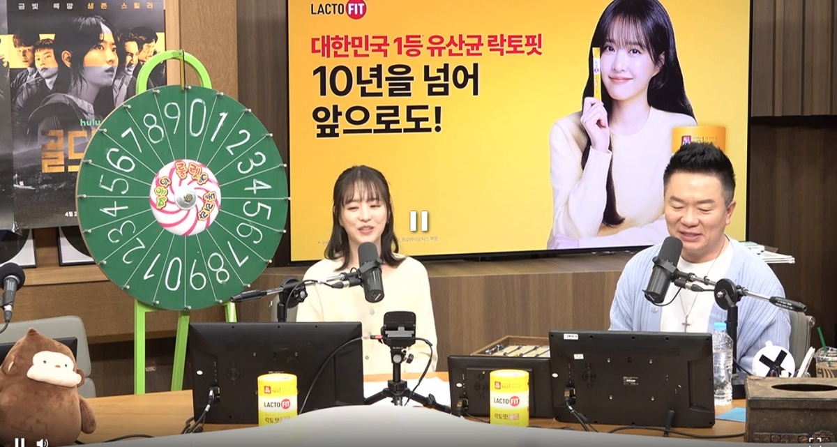 노란 수영복에 섹시한 몸매 어필하는 존예 처자