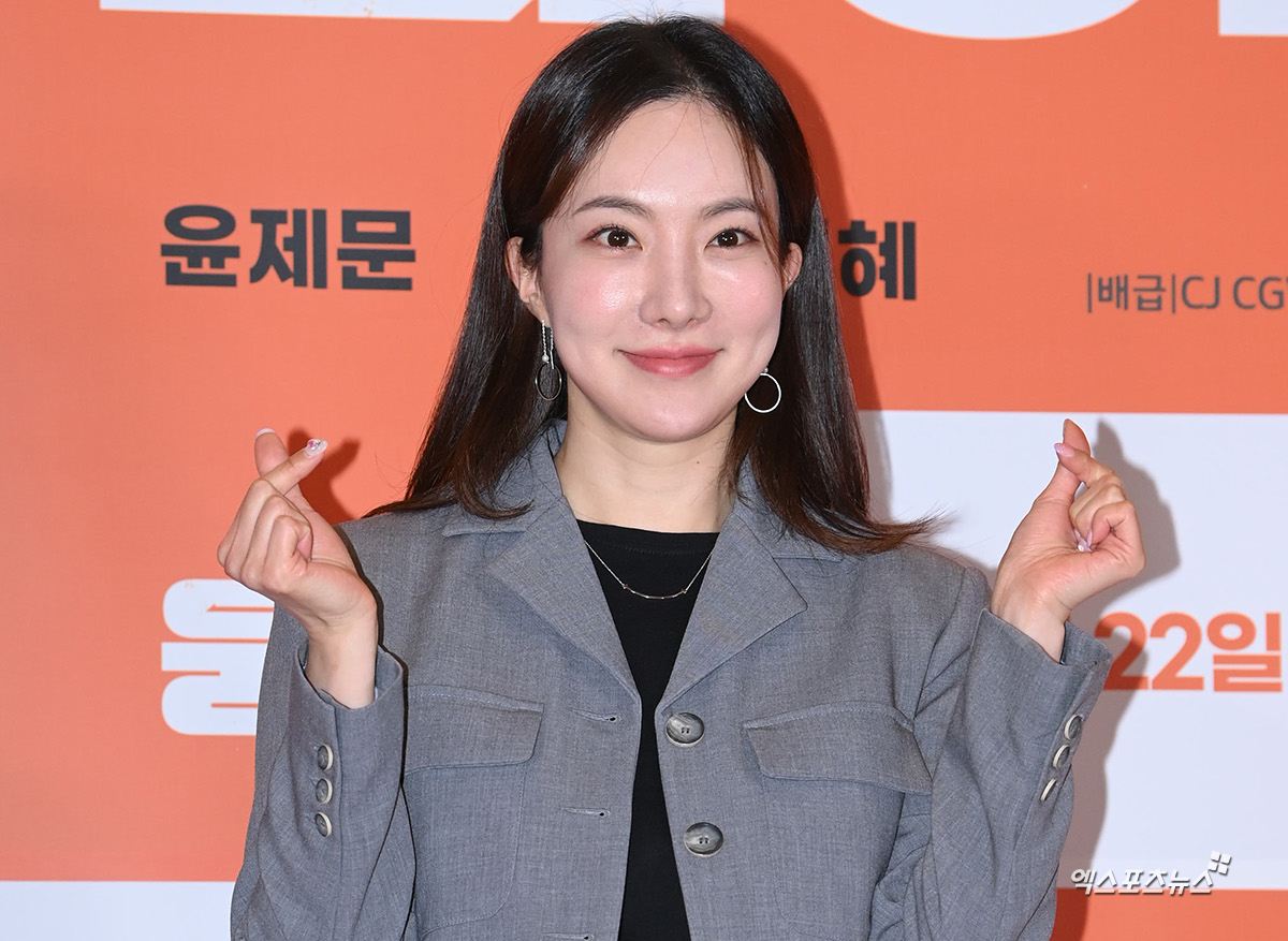 노란 수영복에 섹시한 몸매 어필하는 존예 처자