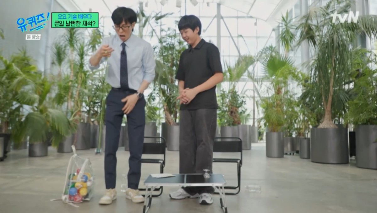 노란 수영복에 섹시한 몸매 어필하는 존예 처자