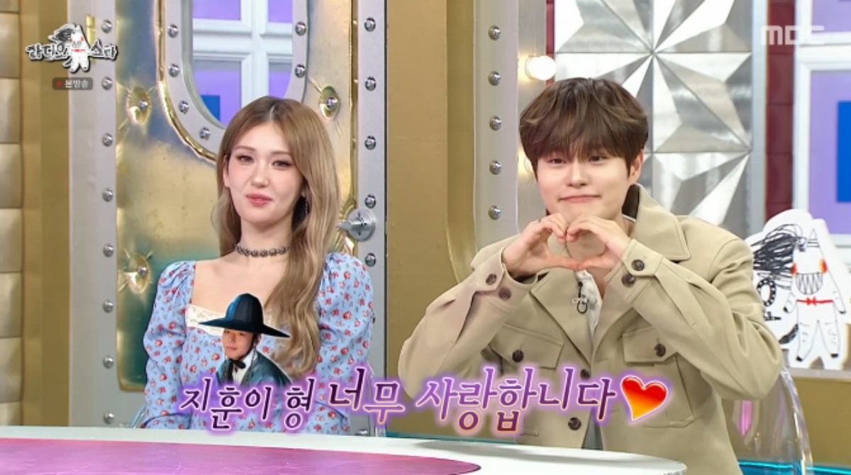노란 수영복에 섹시한 몸매 어필하는 존예 처자