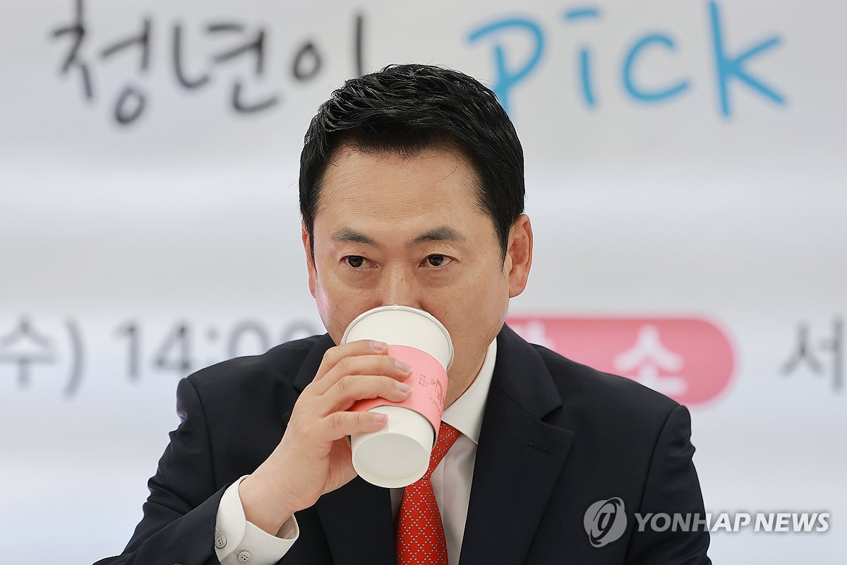 음료 마시는 국민의힘 장동혁 대표