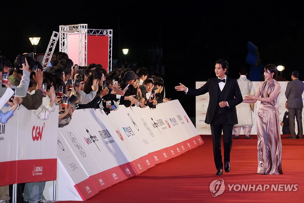 노란 수영복에 섹시한 몸매 어필하는 존예 처자