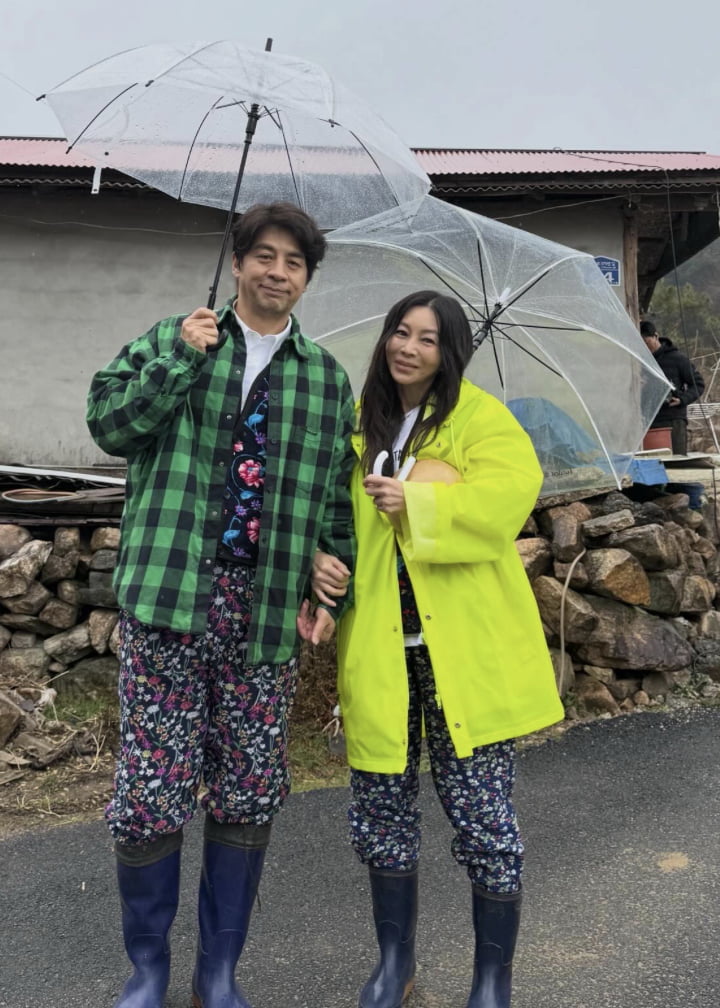 노란 수영복에 섹시한 몸매 어필하는 존예 처자