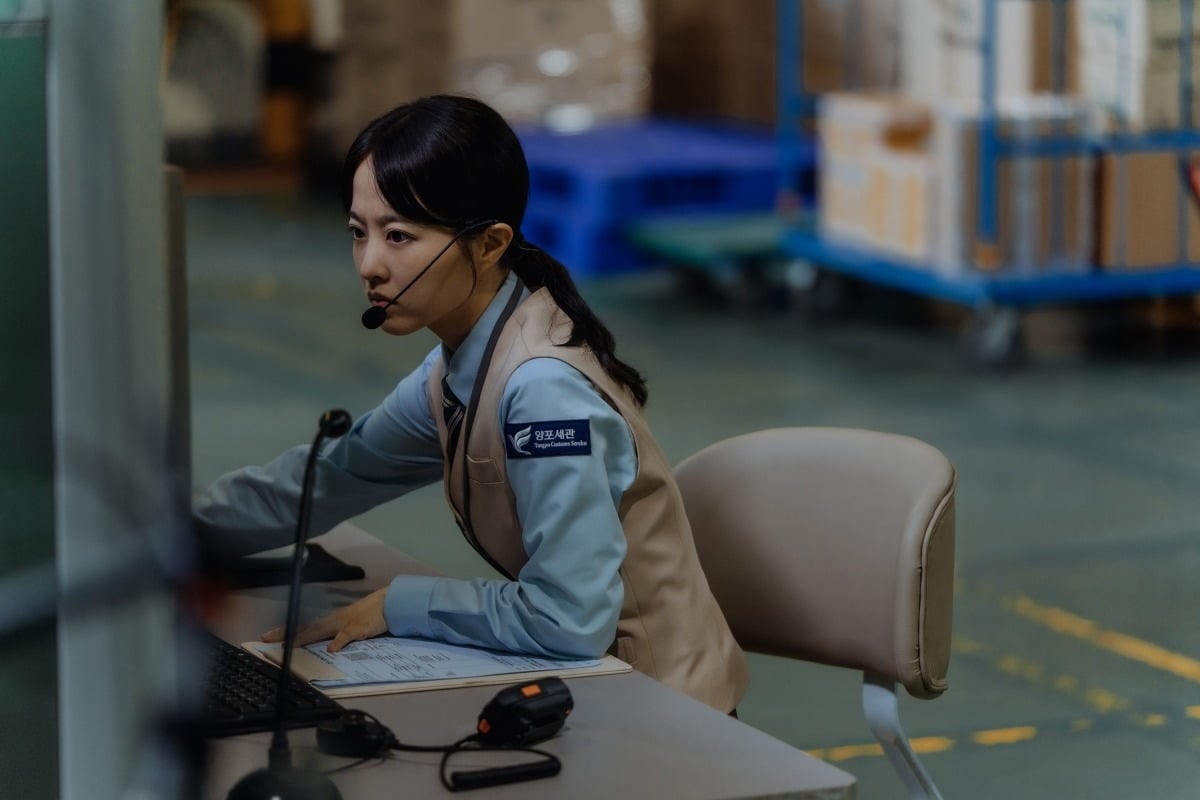 노란 수영복에 섹시한 몸매 어필하는 존예 처자