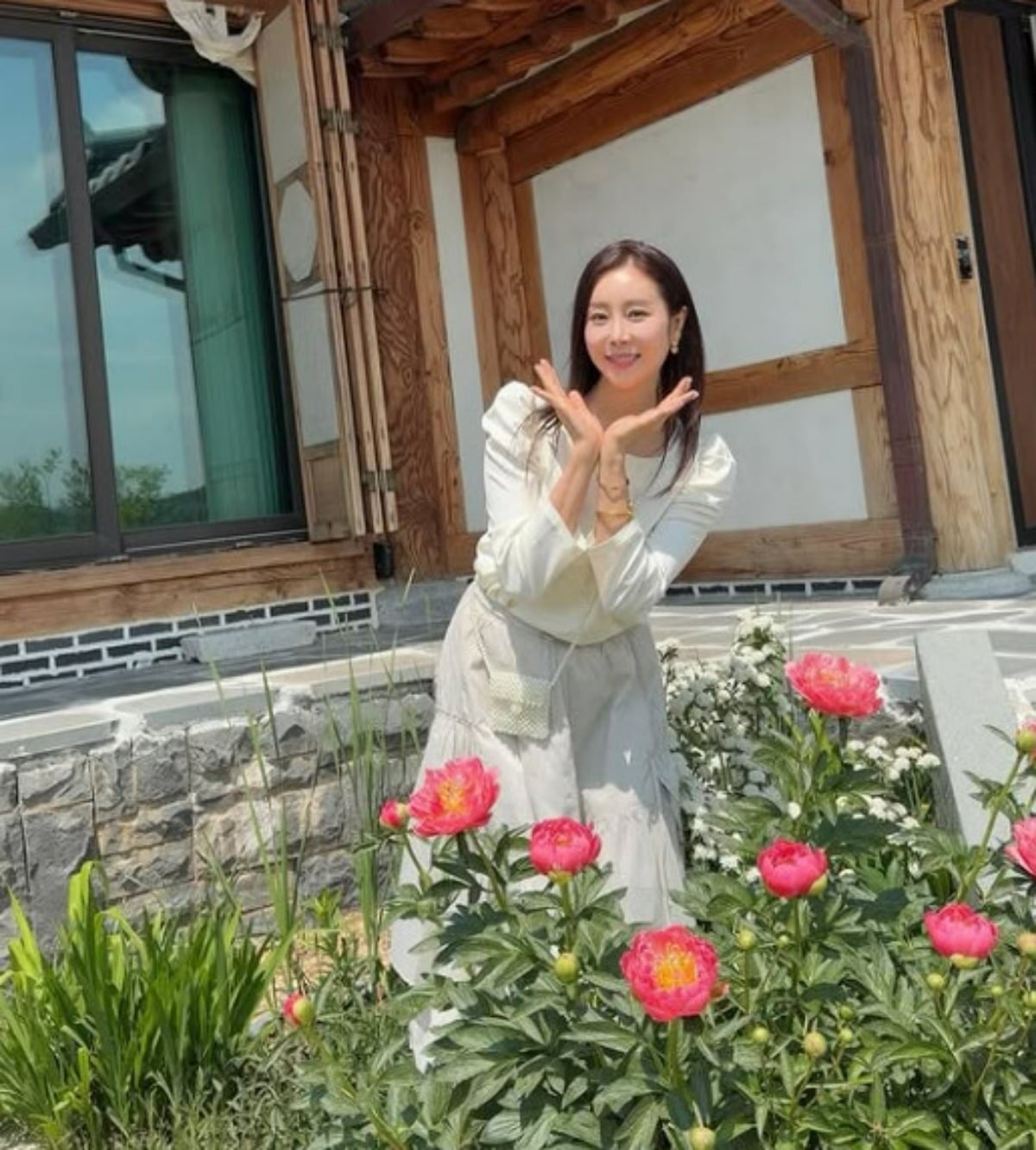 노란 수영복에 섹시한 몸매 어필하는 존예 처자