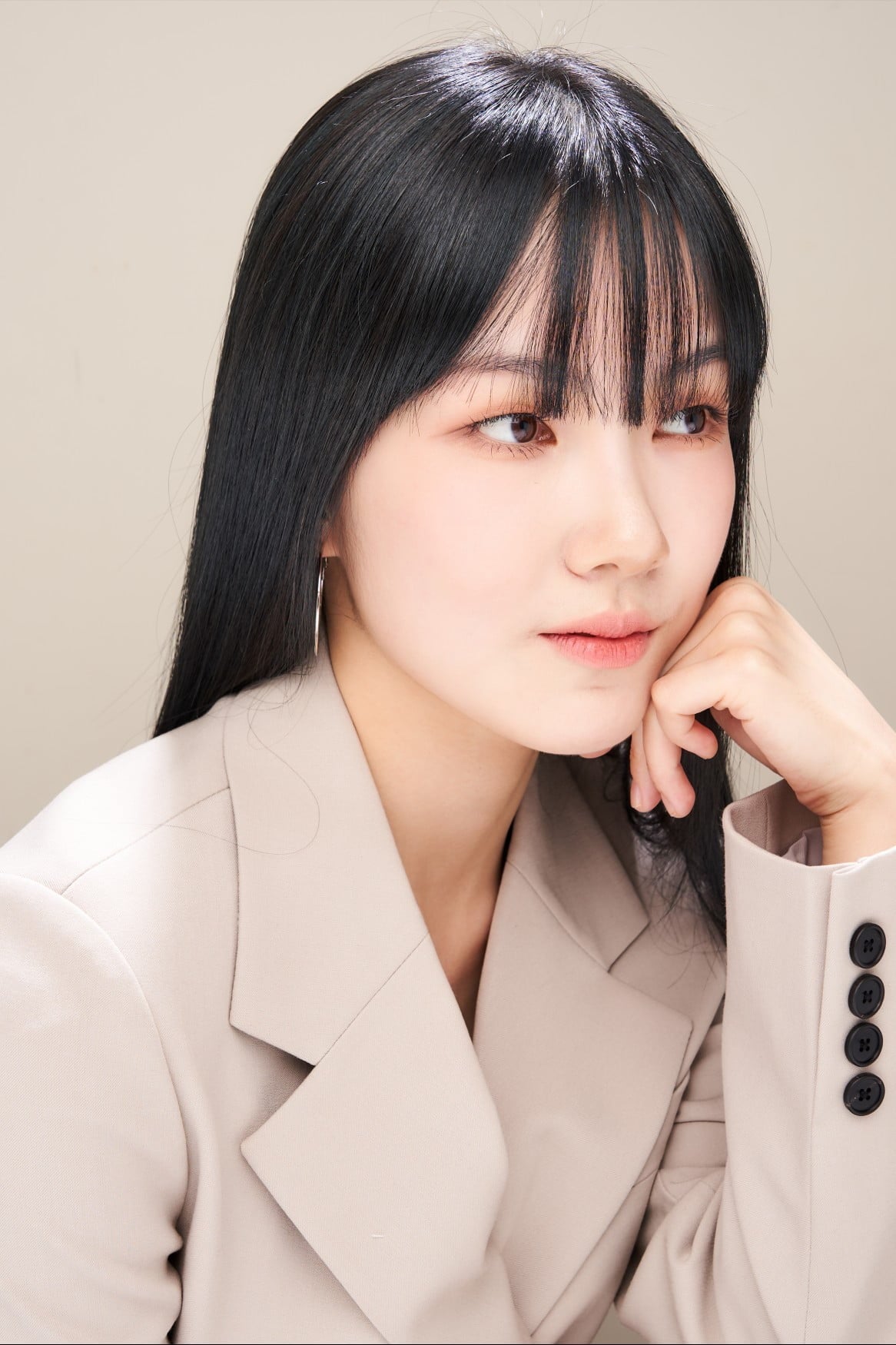 노란 수영복에 섹시한 몸매 어필하는 존예 처자